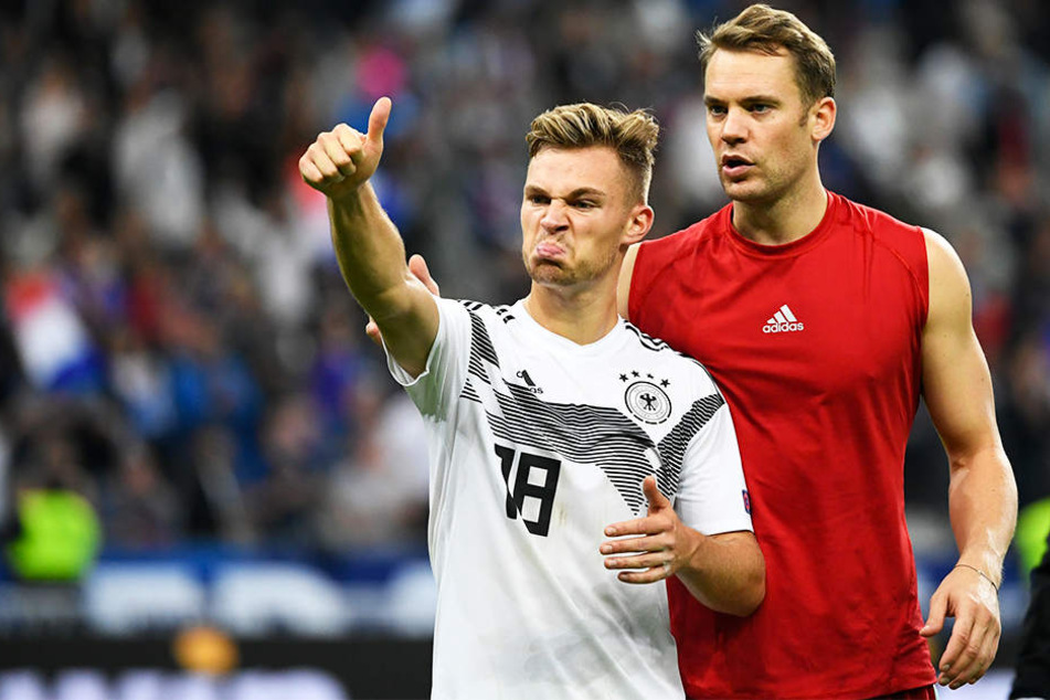 Joshua Kimmich (l.) gestikulierte nach der bitteren Pleite in Richtung der Zuschauer und musste von Kapitän Manuel Neuer (r.) beruhigt werden.
