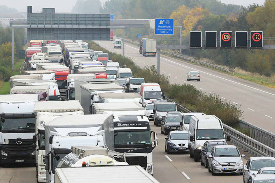 Auf den Autobahnen kann es voll werden! Die Bundeswehr fährt zu Übungszwecken Richtung Ruhrgebiet.
