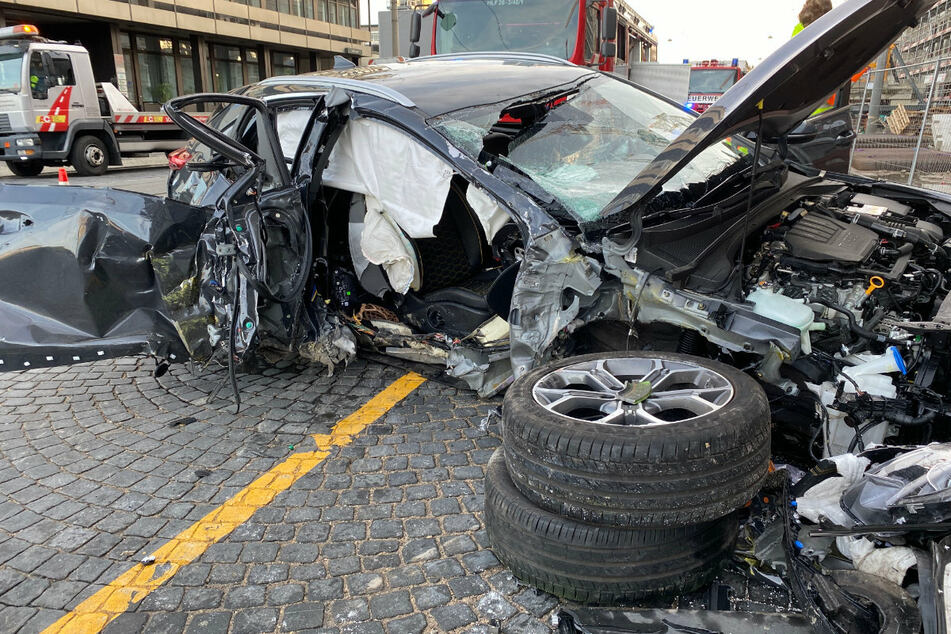 Kurioser Crash: Auto wird von Baustellen-Ampel komplett aufgerissen, Fahrer in Klinik