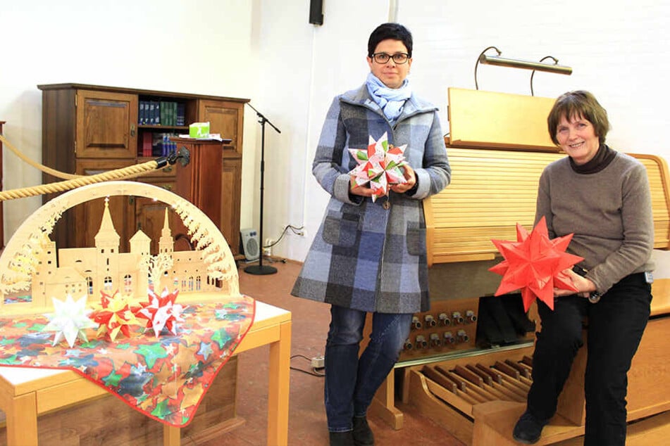 Gefängnisseelsorgerin Angela Petzold (64) und JVA-Abteilungsleiterin Claudia Ramsdorf (44, l.). Auch im Knast wird es festlich.