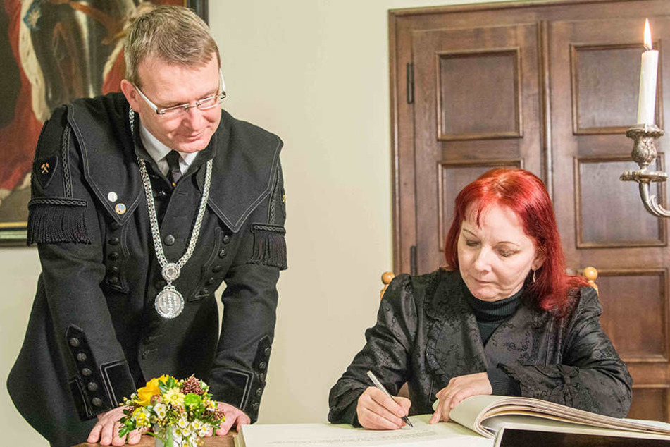 Die Stadt Freiberg, ihr langjähriger Wohnort und Hauptschauplatz der
"Hebammen"-Romane, ist stolz auf Sabine Ebert: Im März 2016 ließ
Oberbürgermeister sie sich ins Goldene Buch der Stadt eintragen.