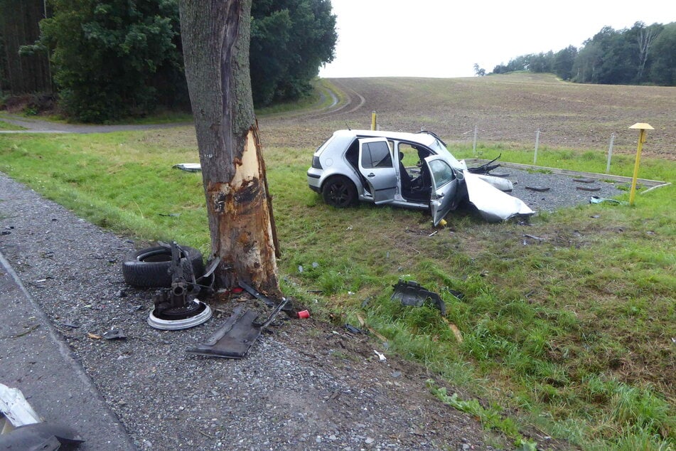 In der Nacht zu Mittwoch ist im Vogtland ein 21 Jahre alter Autofahrer tödlich verunglückt.