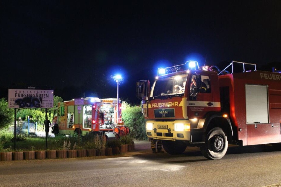Ein Unbekannter soll einen angrenzenden Gartenzaun angezündet haben. Kurz darauf griffen die Flammen auf das Häuschen über. Glücklicherweise war die Feuerwehr schnell vor Ort, um Schlimmeres zu verhindern.