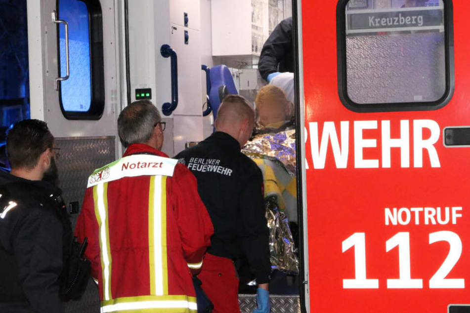 Als die Rettungskräfte eintrafen, hatten zwei junge Männer den Mann bereits aus der Spree gezogen.