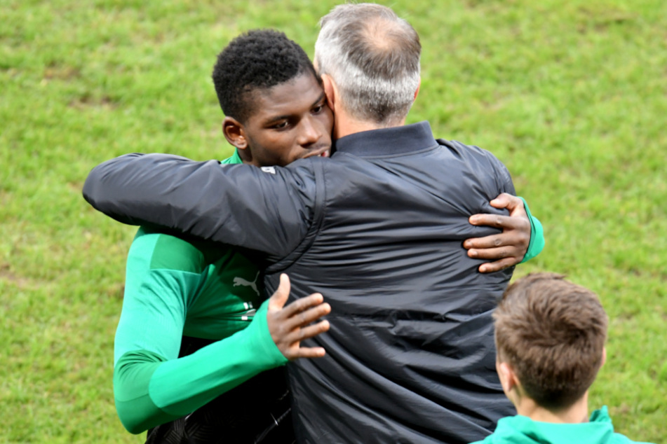 Mönchengladbachs Trainer Marco Rose umarmt Breel Embolo während des Spiels des FSV Mainz 05 gegen Borussia.