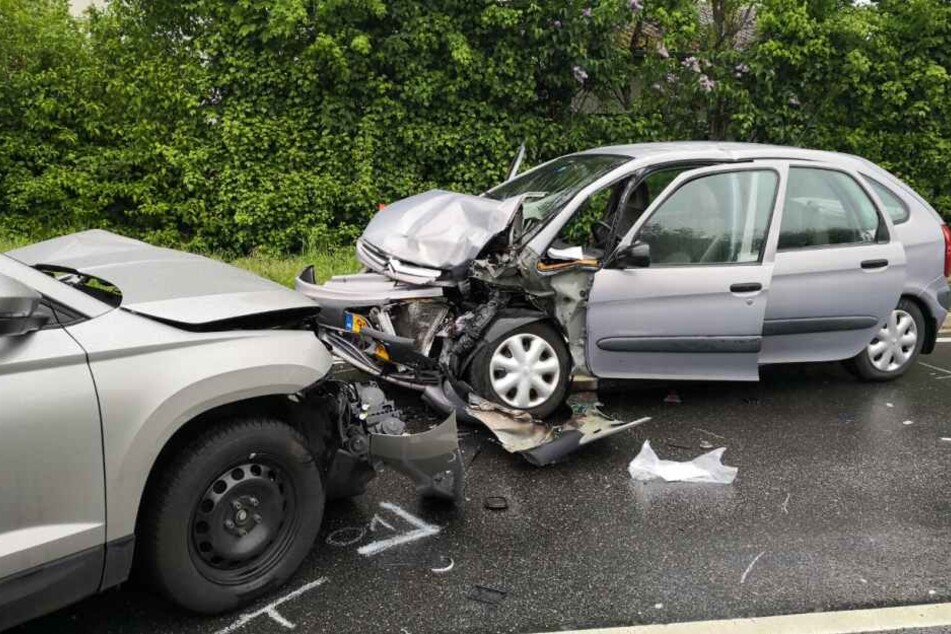 Der Citroen wurde bei dem Frontalzusammenstoß enorm beschädigt.