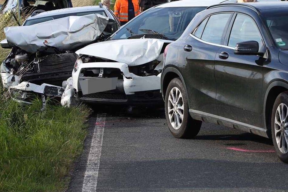 Fünf PKW und ein LKW waren an dem Massencrash beteiligt.