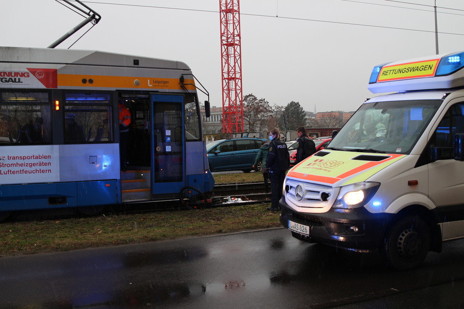 Unfall am Ostplatz: Radfahrer (64) stößt mit Tram zusammen und wird schwer verletzt