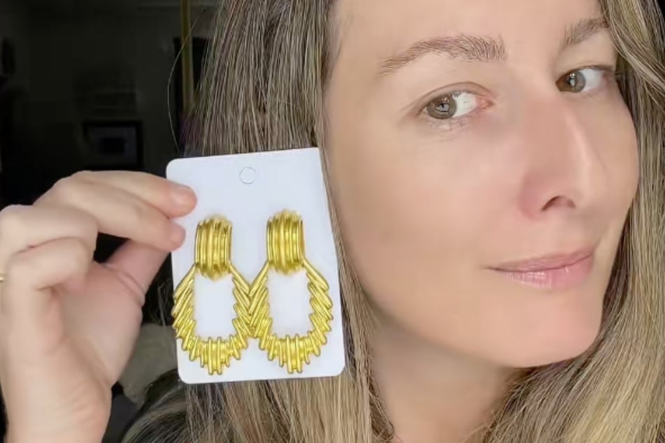 Savannah Nicholson (32) ergatterte in einem Secondhandladen diese Ohrringe - und hatte keine Ahnung, wie viel die Schmuckstücke wert waren.