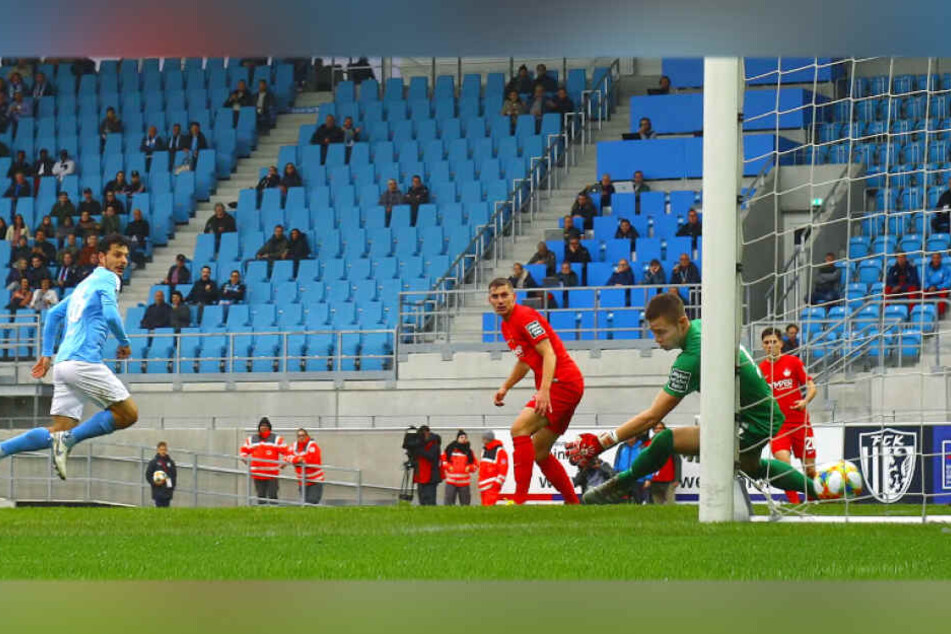 Ein echter Torjäger! Philipp Hosiner netzt gegen Kaiserslauterns Keeper Lennart Grill ein.