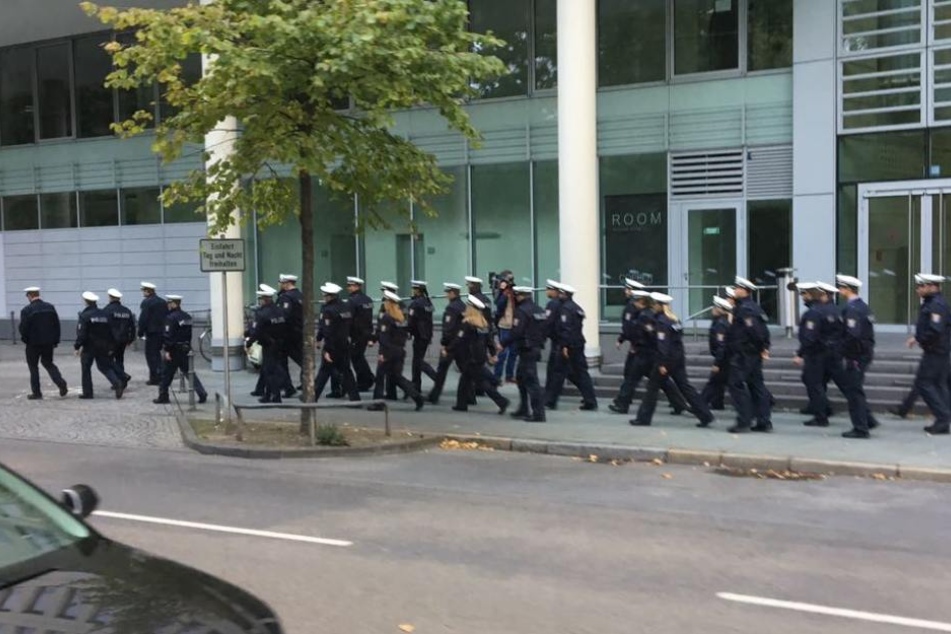 Einsatzkräfte der Polizei im Sperrbereich Frankfurt-Westend.