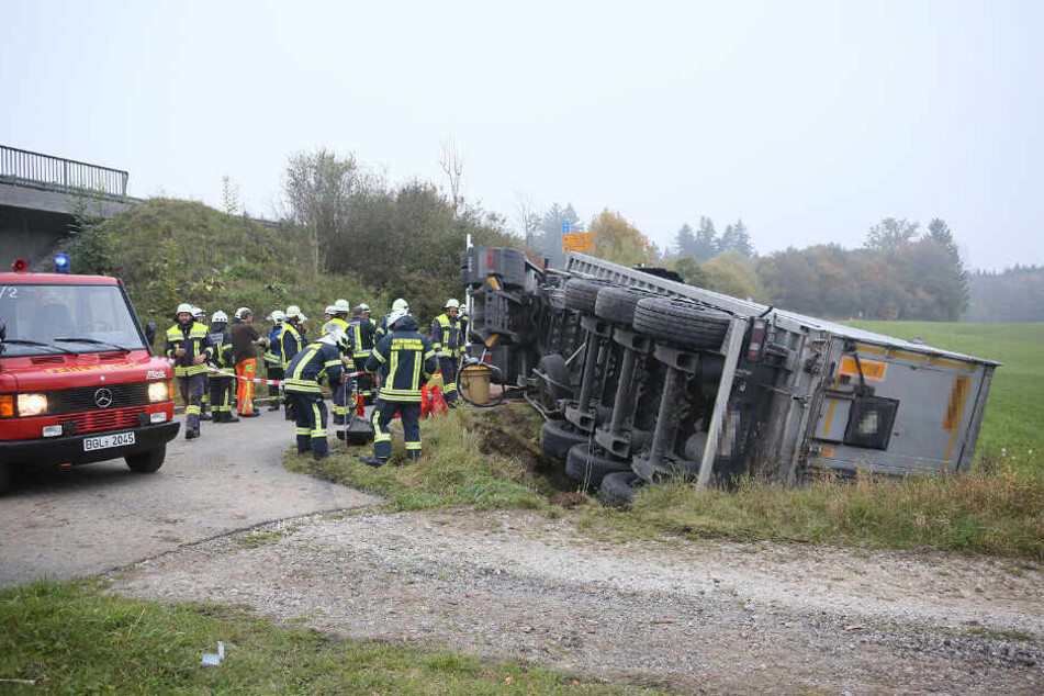 Der Lkw-Fahrer geriet mit seinem Gefährt in einen Entwässerungsgraben und kippte um.