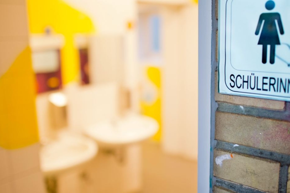 Die maskierte Person soll sich auf den Schultoiletten eingeschlossen haben. (Symbolbild)