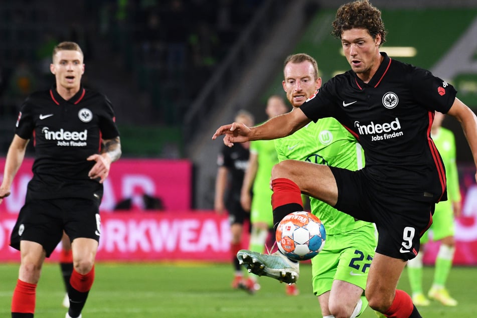 Frankfurts Torschütze zum 0:1, Sam Lammers (r), spielt gegen Wolfsburgs Maximilian Arnold.