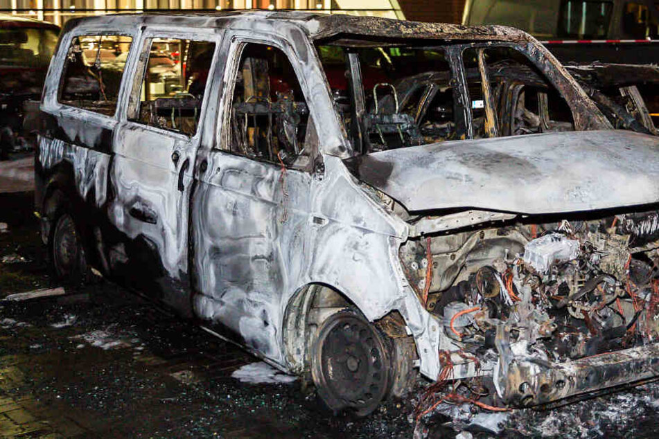 Das Foto zeigt eines der komplett zerstörten Autos.