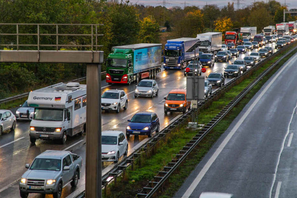 Vollsperrung auf A5 nach Lkw-Unfall: Stauchaos im Berufsverkehr