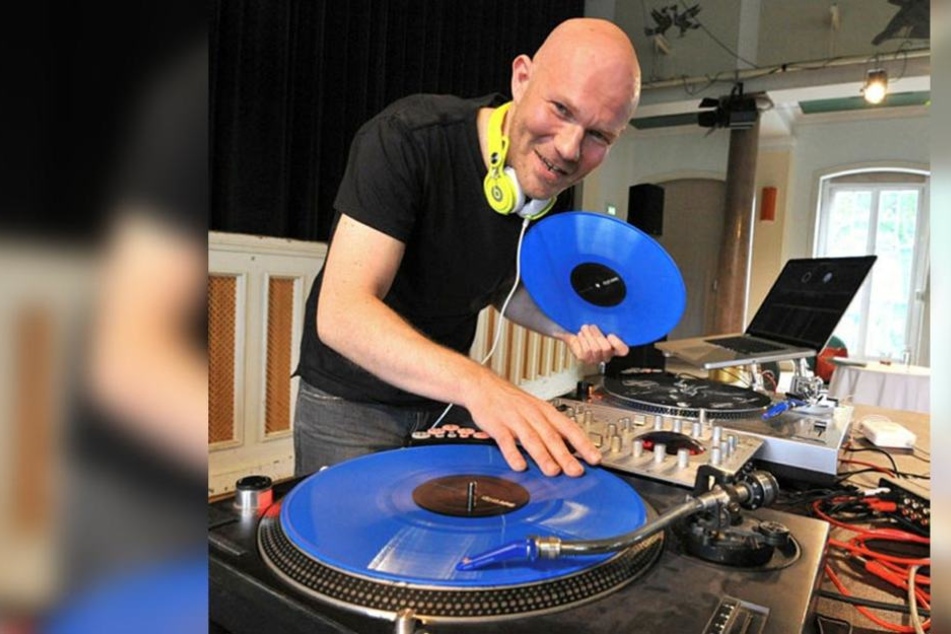 Dirk Duske an den Turntables und in seinem Element: Der DJ lässt es sich übrigens nicht nehmen, die Musik für seinen "Star Dance"-Auftritt selbst zu mixen.