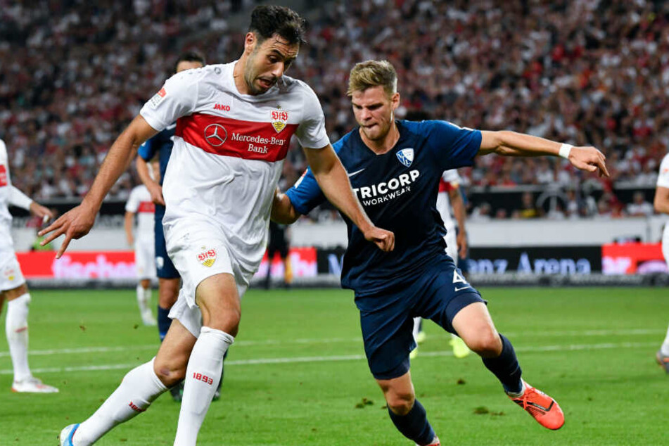 Stuttgarts Hamadi Al Ghaddioui (l) spielt gegen Bochums Simon Lorenz.