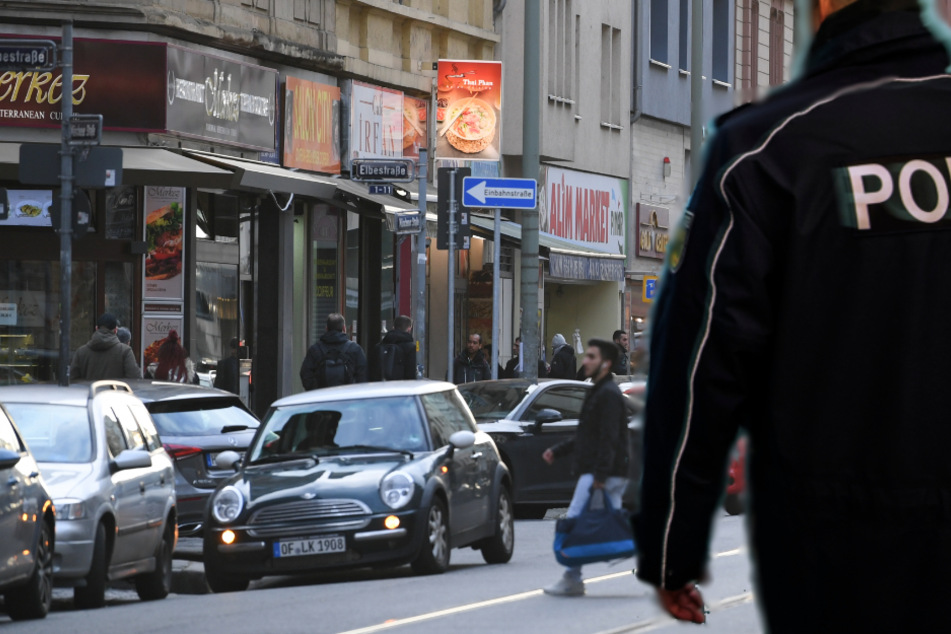 Nach der Attacke in der Münchener Straße flüchteten die beiden Frauen zum Bahnhofsvorplatz (Symbolbild).