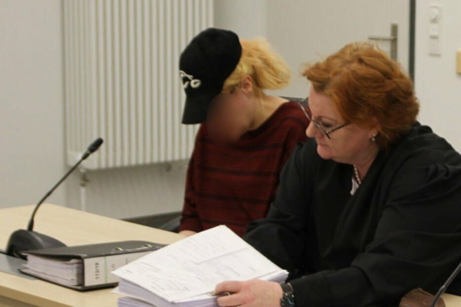 Die angeklagte Mutter sitzt neben ihrer Verteidigerin im Gerichtssaal. (Archivbild)