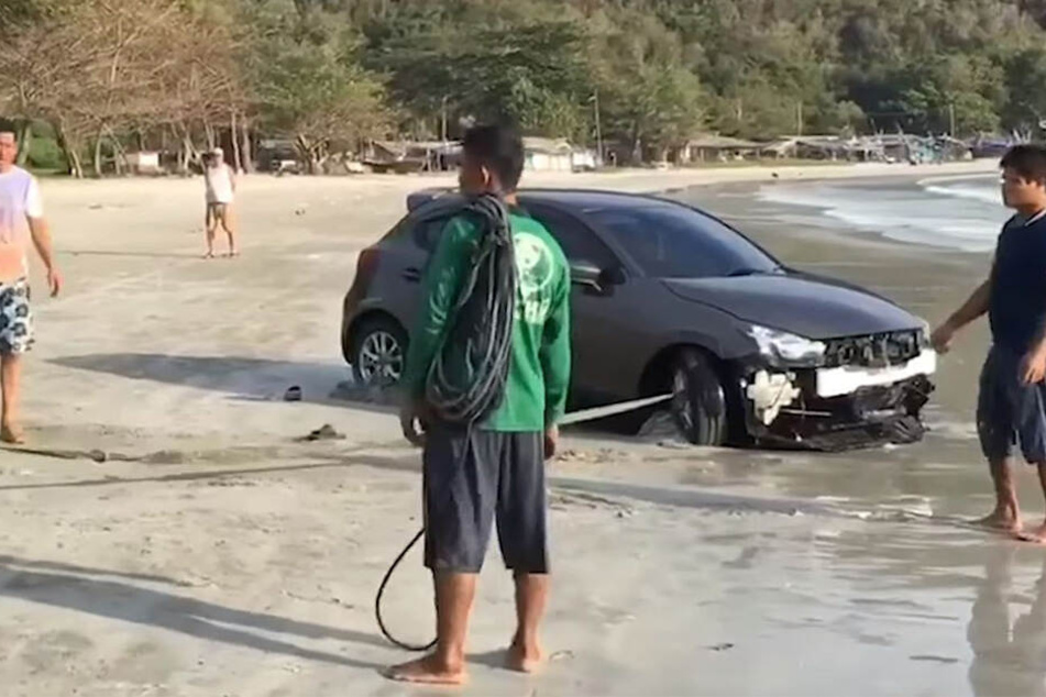 Mehrere Männer halfen beim Abschleppen.
