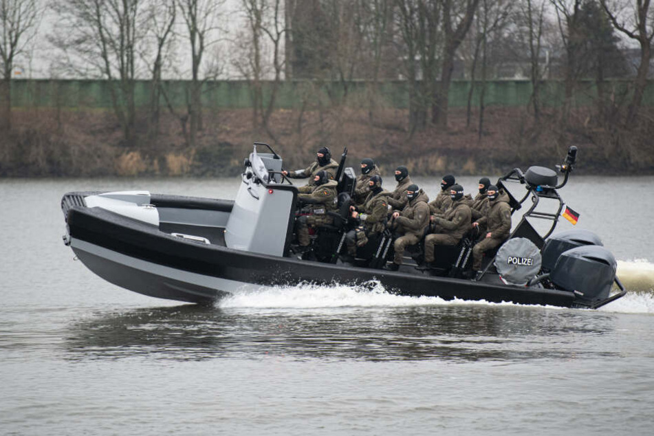 Das SEK präsentiert zur Indienstnahme das neue Mehrzweckeinsatzboot "LKA 24/SE".
