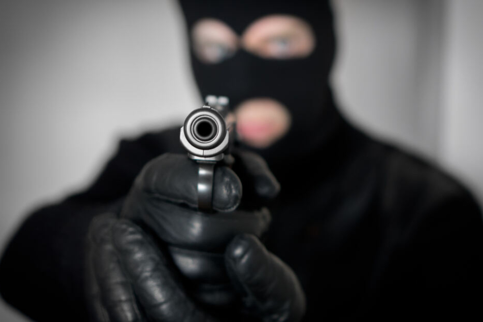 Der Räuber betrat maskiert mit einer Pistole den Supermarkt in Troisdorf. (Symbolbild)