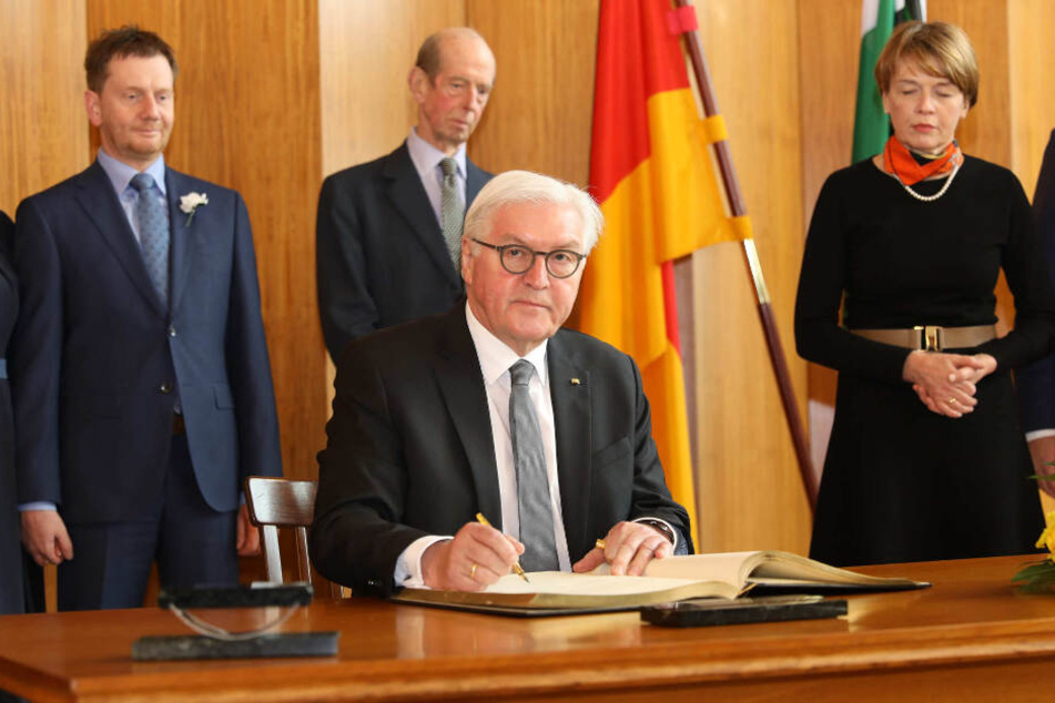 Frank-Walter Steinmeier (64, SPD) trägt sich ins Goldene Buch der Stadt Dresden ein.