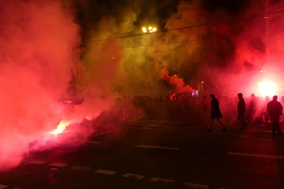 Böller und Raketen warfen die Demo-Teilnehmer in Richtung der Polizei.
