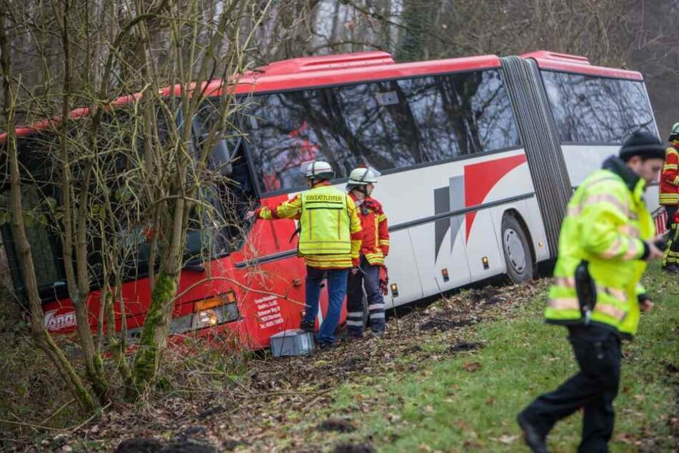 Schweres Busunglück bei Hamburg: Fahrer stirbt