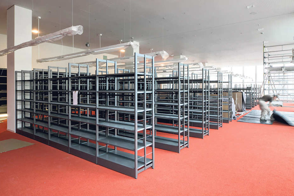 Etwa 1000 Regalmeter für Bücher stehen im Kulturpalast bereit. Am 29. April
soll die Bibo wiedereröffnen.