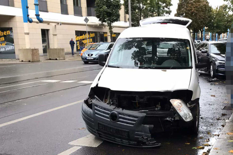 Die Front des VW Caddy ist komplett zerstört.
