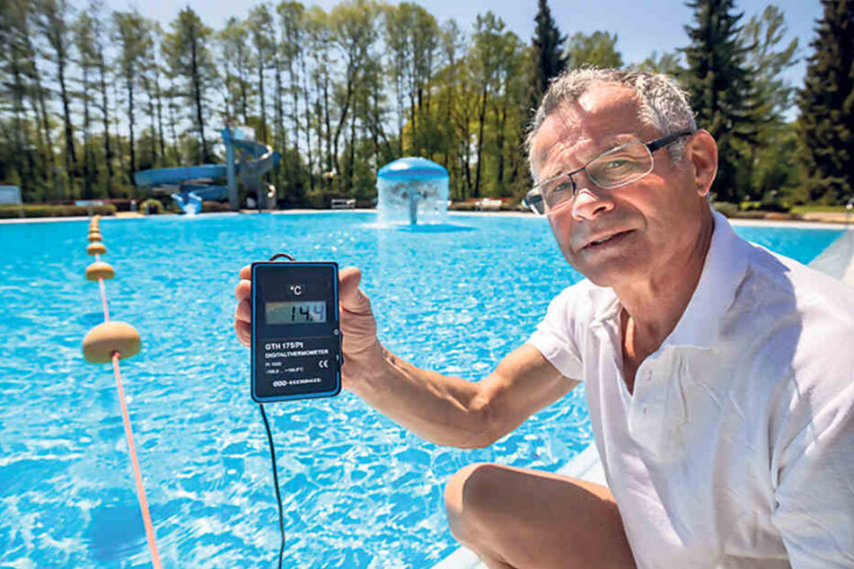 Noch ä bissl frisch: Der Wittgensdorfer Bademeister Jörg Stopp (61) zeigt die Wassertemperatur (14,4 Grad) am Mittag.