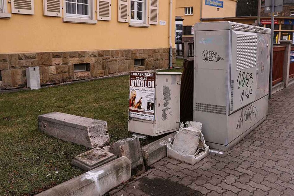 Ein Pfeiler geriet im Verlauf der Verfolgungsjagd auch unter die Räder.