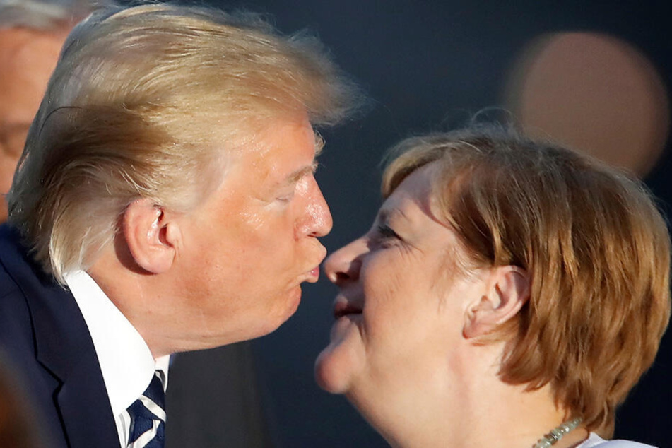 Donald Trump küsst Angela Merkel zur Begrüßung beim gemeinsamen Familienfoto im Rahmen des G7-Gipfels.
