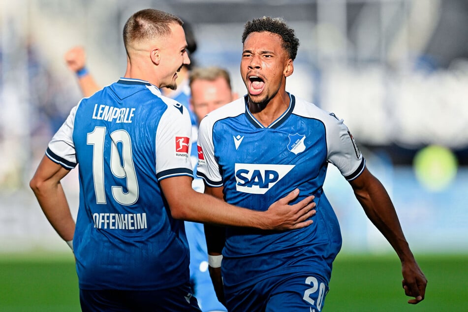 Bambasé Conté (l.) erzielte gegen den Hamburger SV sein erstes Bundesligator.