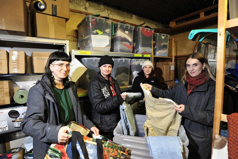 Linda Bielig (23, l.) und die anderen Mitglieder des Hilfebusses bitten um Spenden.