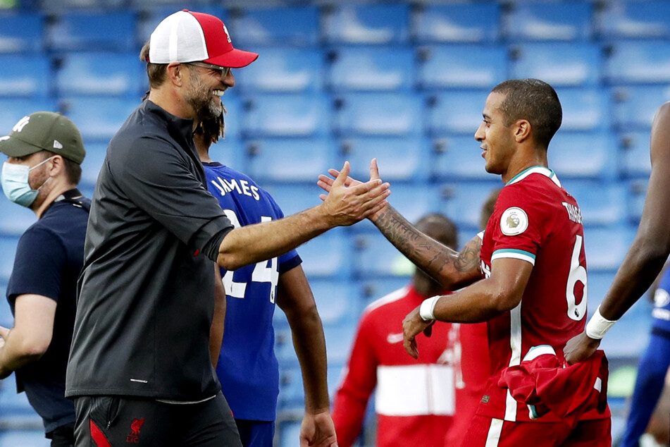 Thiago Alcantara (29, r.) ist nach seiner Knieverletzung bei Jürgen Klopp (53, v.-l.) im Mittelfeld des FC Liverpool gesetzt.