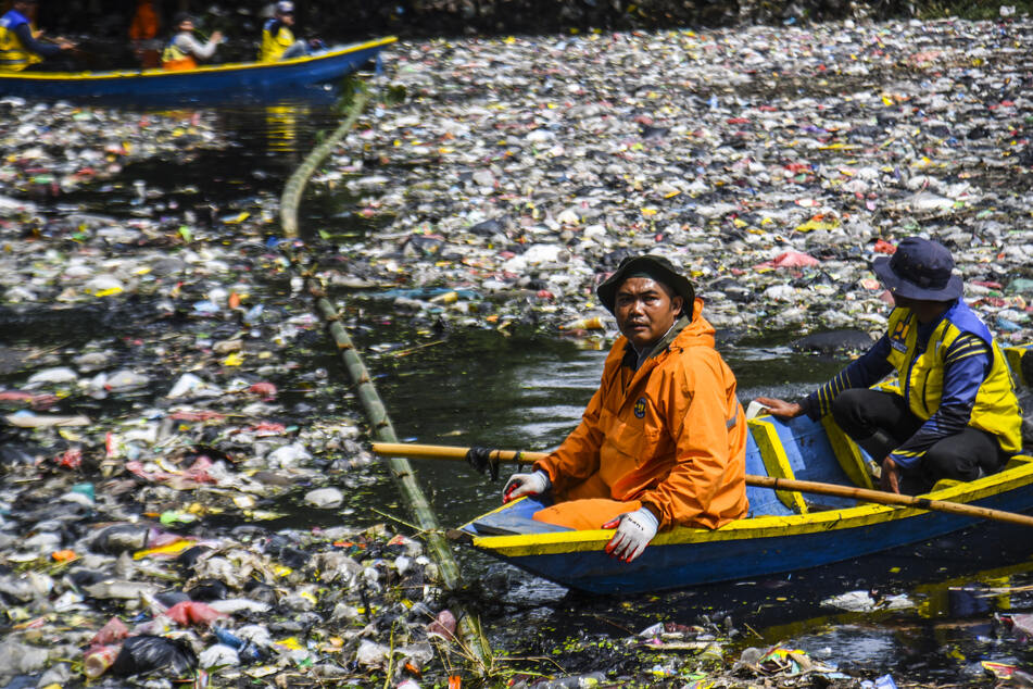 Indonesische Beamte versuchen regelmäßig gegen die Massen an Abfall anzukämpfen - leider oft ohne großen Erfolg.