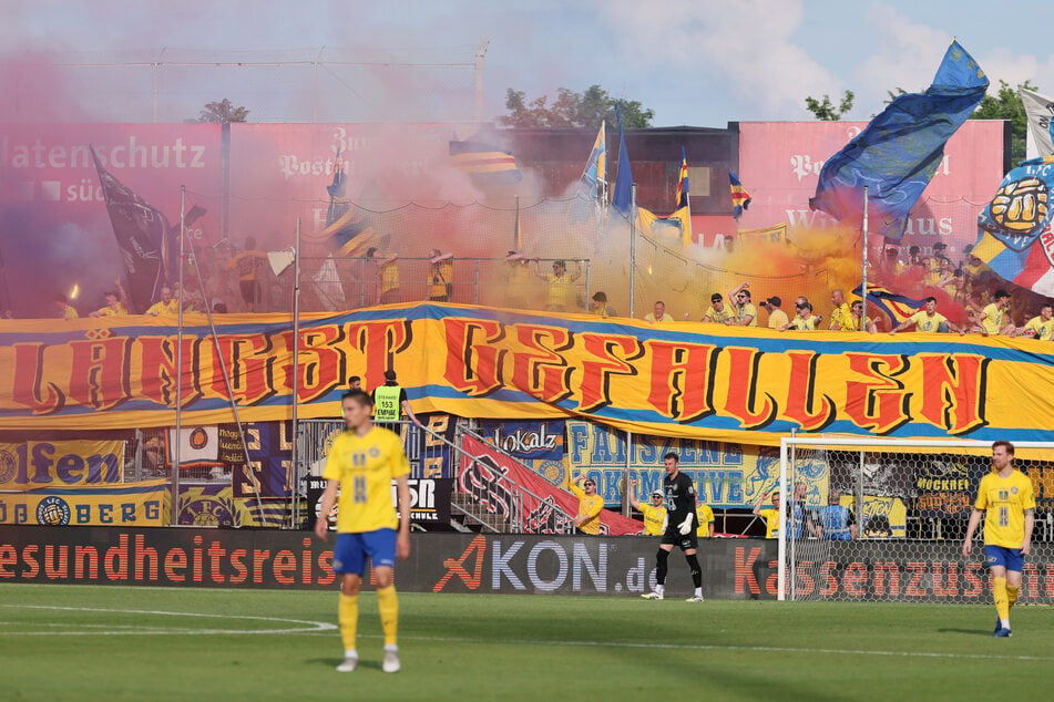 Die Lok-Fans haben Pyro mit.
