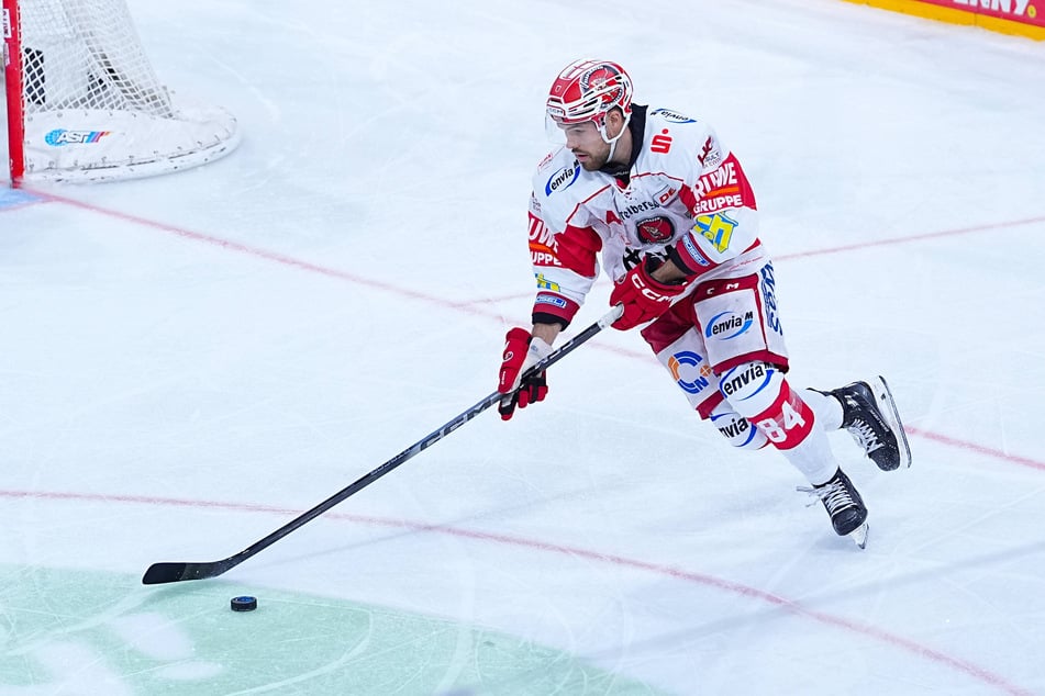 Louis Brune (25) will noch mit den Eispiraten besser werden.