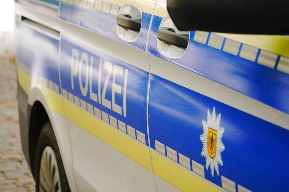 Schwarzfahrer greift Zugbegleiter an: Polizei stellt aggressiven 18-Jährigen