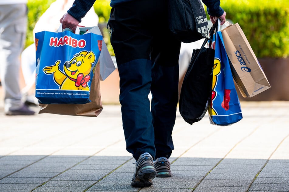 Prall gefüllte Shoppingbags mit den bärenstarken Herbst-Angeboten im Ochtum Park Bremen.