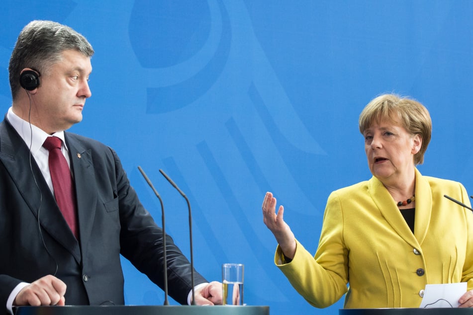Altkanzlerin Angela Merkel telefoniert mit russischen Trollen