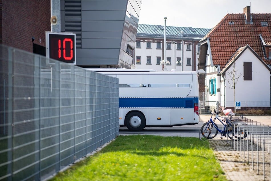 Ein Gefangenentransporter fährt durch das Eingangstor der Justizvollzugsanstalt (JVA) in Werl. (Archivbild)