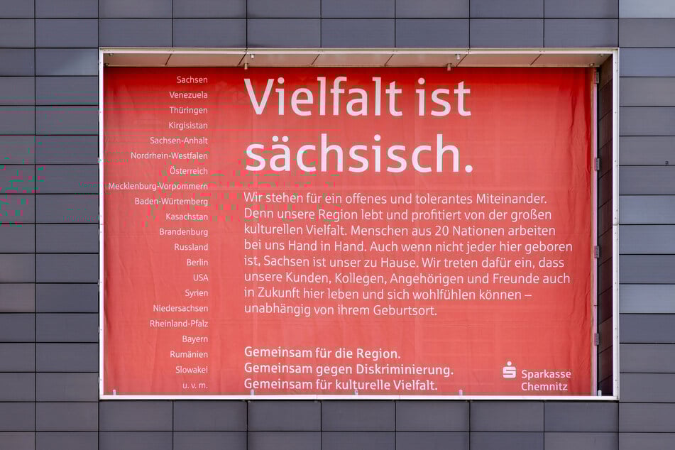 Die Sparkasse Chemnitz setzt sich für Toleranz und Vielfalt ein und spendet deshalb die Kontoführungsgebühren der "Freien Sachsen" an demokratiefreundliche Projekte.