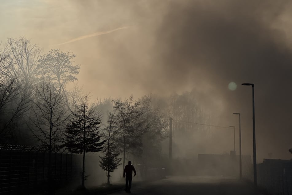 Dichter Rauch breitete sich rund um den Entsorgungsbetrieb aus.