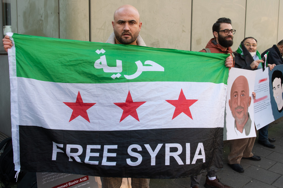 Eine Gruppe von Syrern machte vor dem Gerichtsgebäude des Oberlandesgerichts Frankfurt am Main auf die Menschenrechtsverletzungen in Syrien aufmerksam.