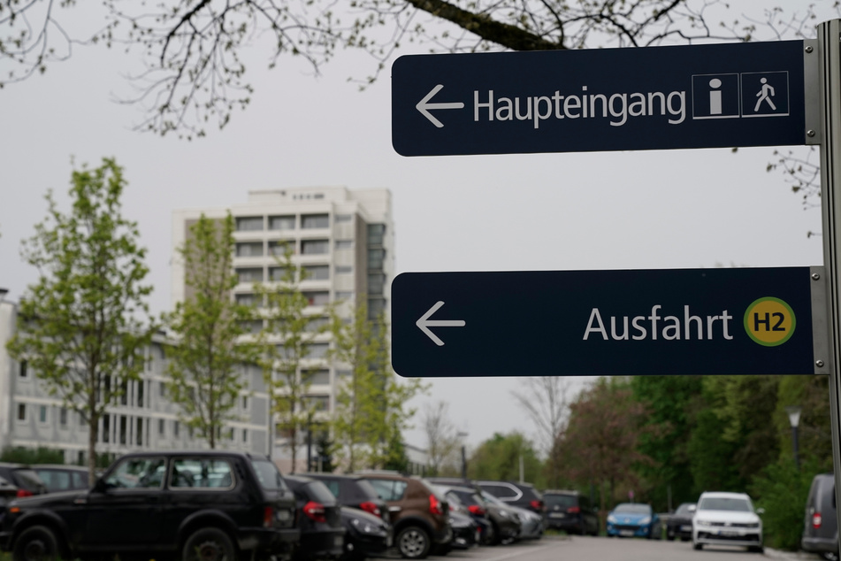 Ein womöglich psychisch labiler Mann soll in Oberbayern auf dem Gelände einer psychiatrischen Klinik einen Arzt getötet haben.