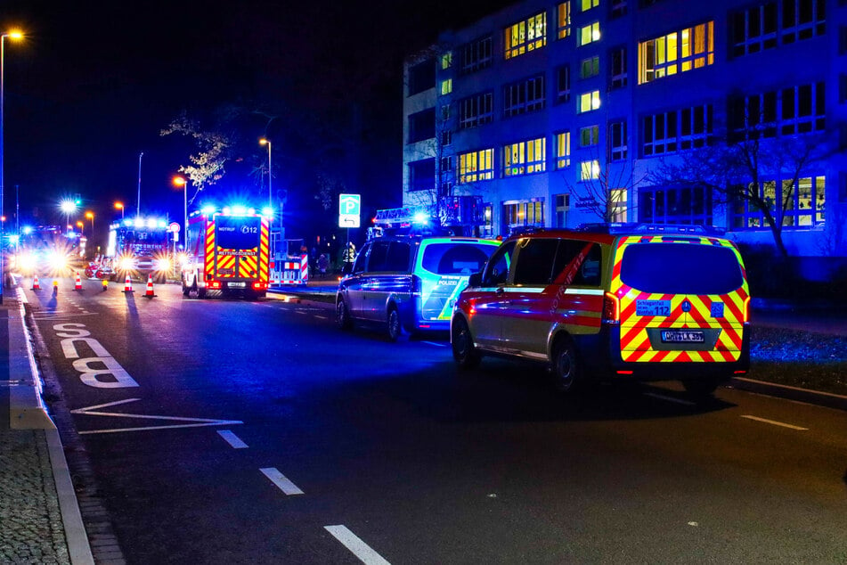 Feuer an Grundschule in Henningsdorf! Weihnachtsmarkt evakuiert